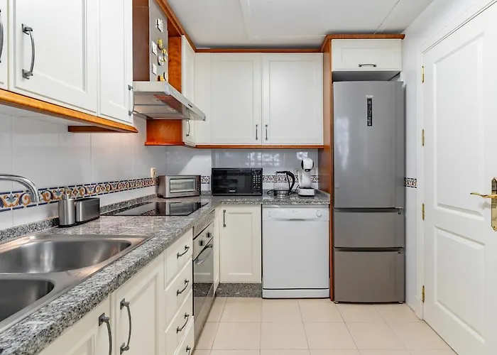 3 Bed Townhouse Close To The شقة إِستيبونا