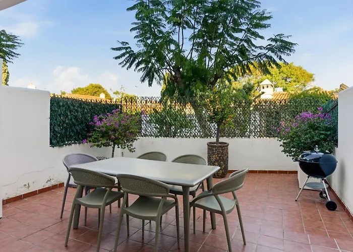 3 Bed Townhouse Close To The إِستيبونا