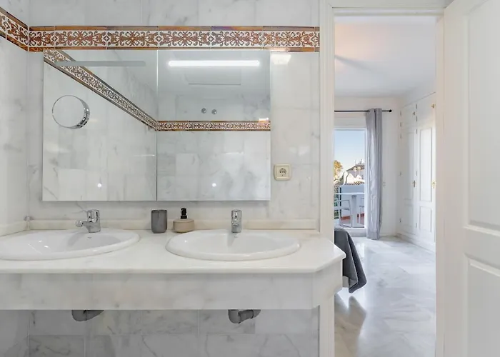 3 Bed Townhouse Close To The إِستيبونا