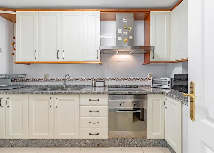 3 Bed Townhouse Close To The * إِستيبونا