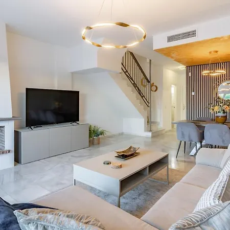 3 Bed Townhouse Close To The 아파트